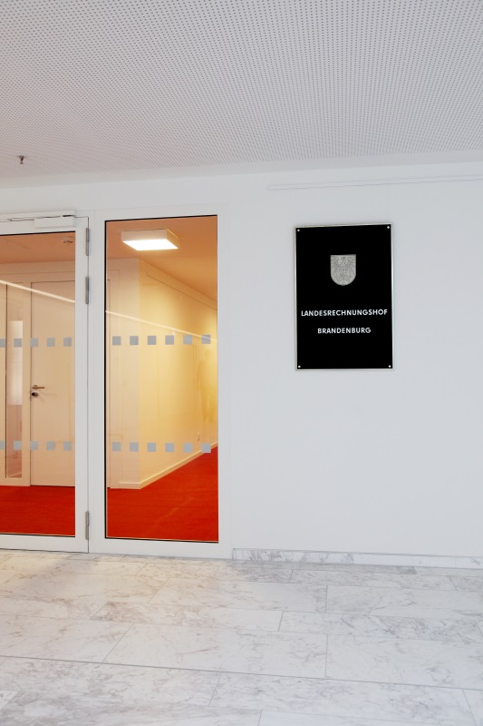 Eingangsbereich des Landesrechnungshofes im Landtagsgebäude