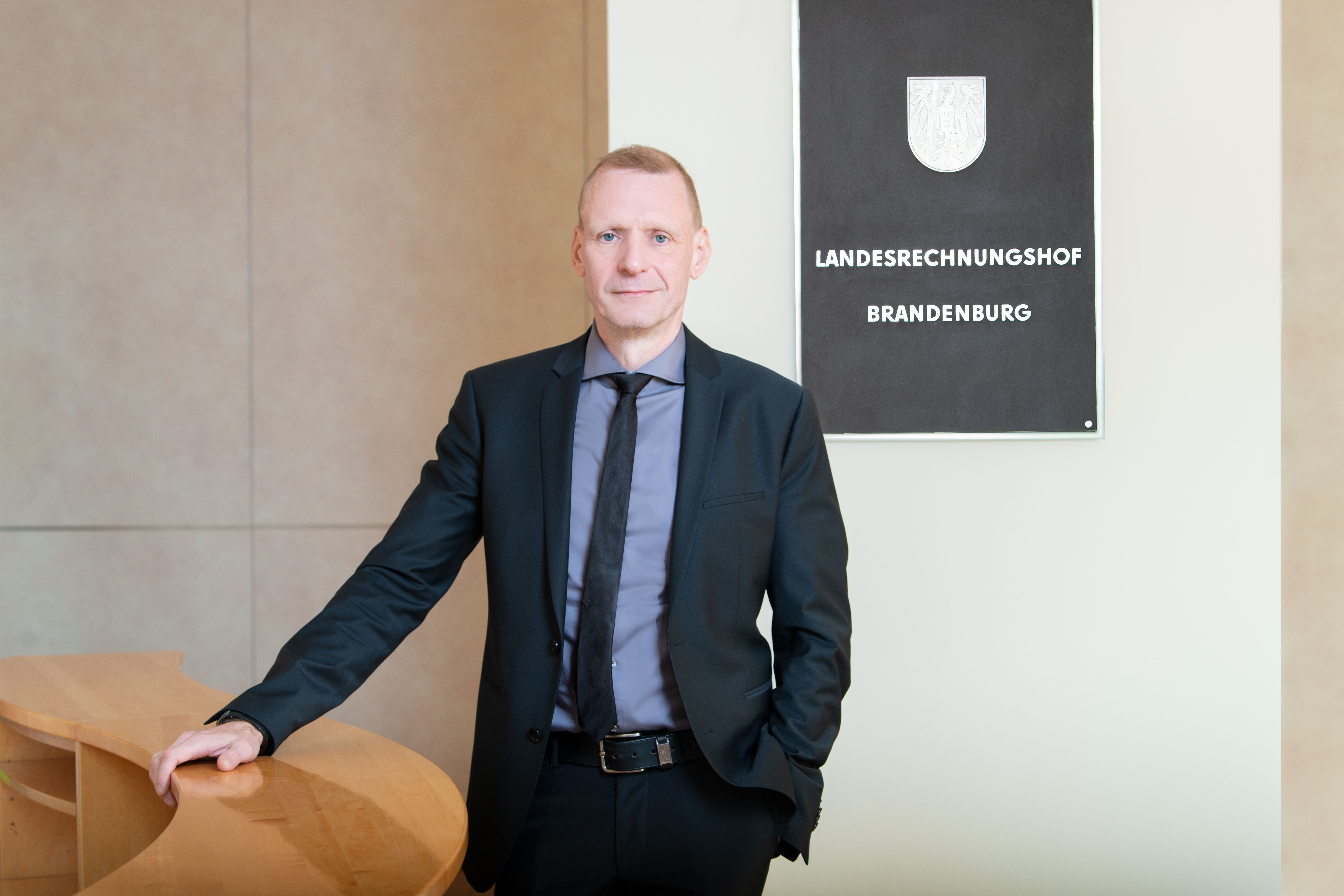 Porträtfoto Direktor Dr. Ronald Pienkny