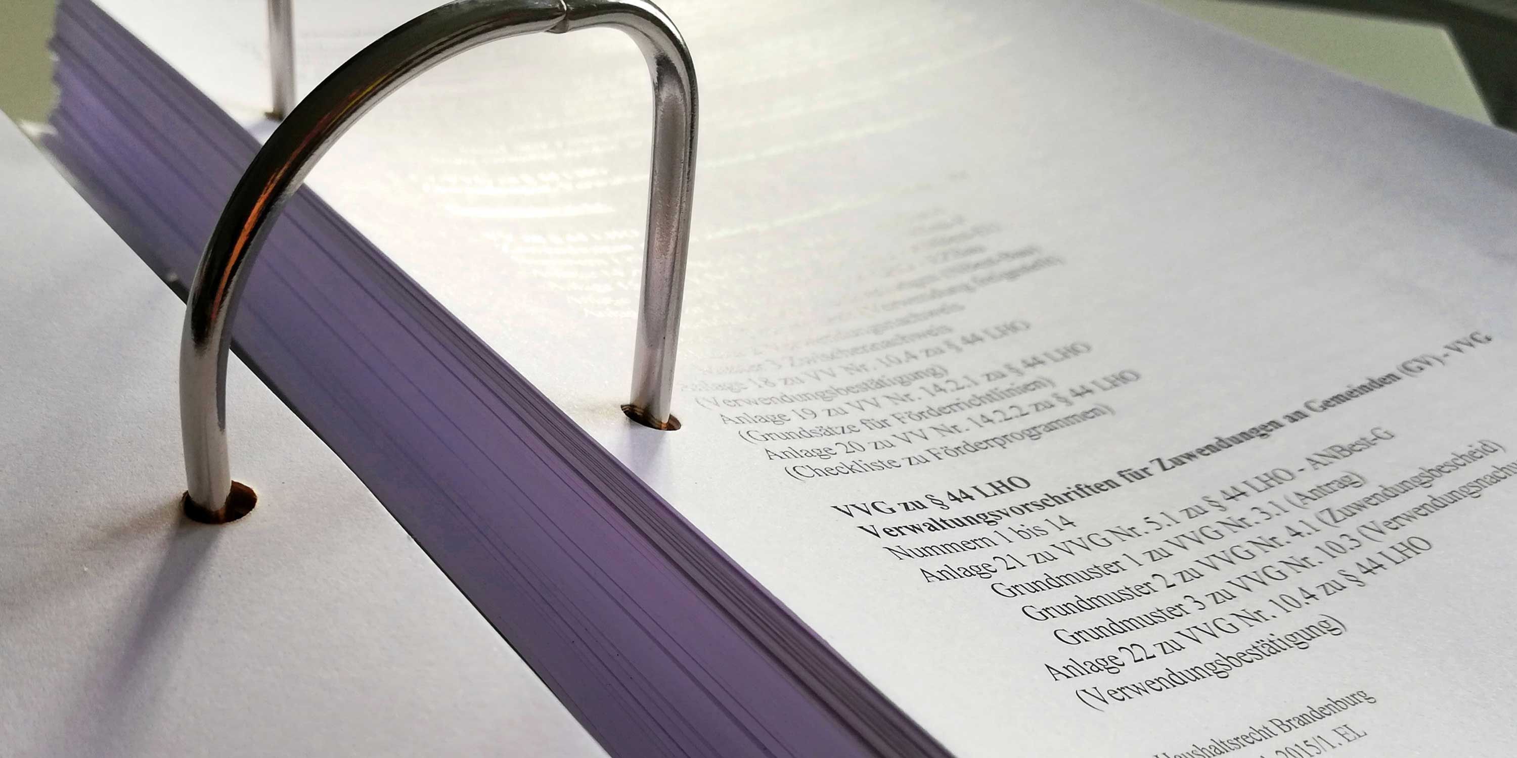 Bild eines aufgeschlagenen Ordners